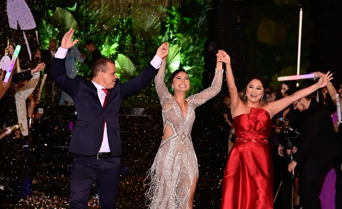 Formanda comemorando com a família na entrada do baile de formatura